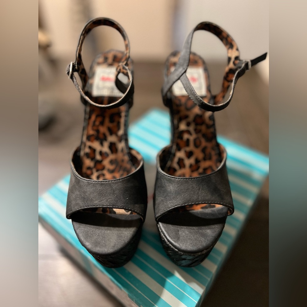 Keke Tiki Wedges by Bettie Page - Picture 5 of 7
